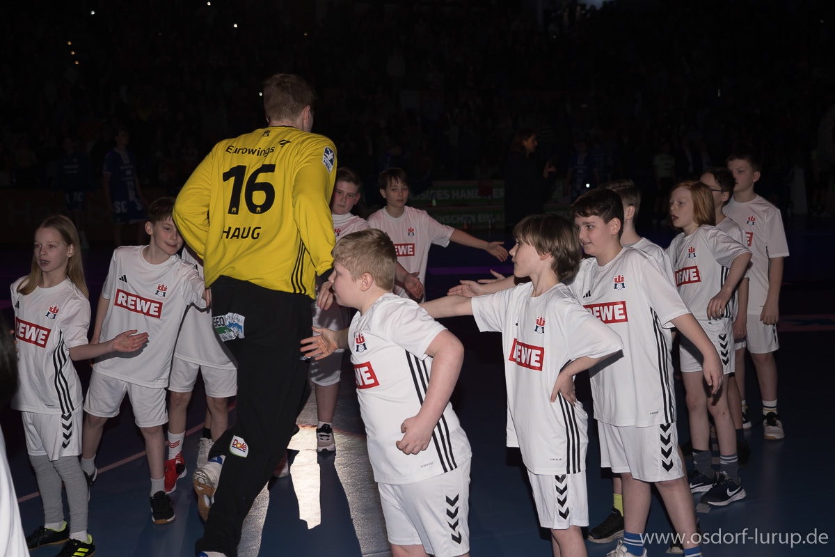 Einlaufkinder der Handballabteilung beim HSV Hamburg mit Robin Haug Handball-Einlaufkinder klatschen Robin Haug ab